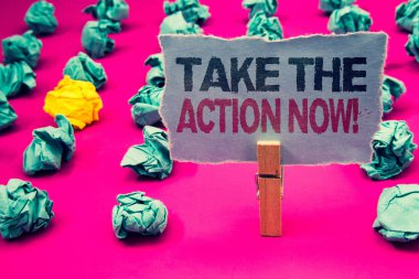 Al eylem şimdi motivasyon çağrısı gösterilen Not yazma. İş fotoğraf vitrine hareket başlatmak hemen hemen anında Emerald Kağıt topları sarı topak pembe kat ataç gri sayfa korumak