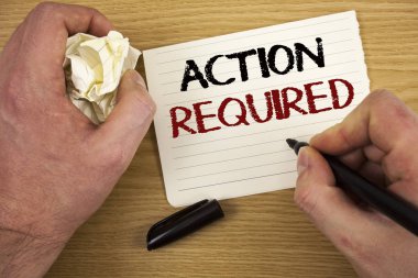 El yazısı metin bir işlem yapmak gerekmez. Beyaz kağıt Not Siyah marker el önemli hareket gerekli hemen çabuk önemli görev metin iki kelime anlam kavramı kağıt Not ufalanmış