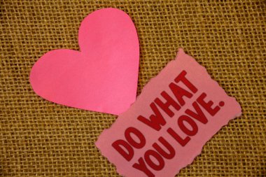 Kavramsal el yapmak What You Love gösterilen yazma... İş fotoğraf metin olumlu arzu mutluluk faiz zevk mutlu seçim metin pembe yırtık kağıt Not kalp seviyorum mesaj mektup