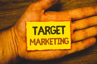 Kavramsal el hedef pazarlama gösterilen yazma. Pazar bölümleme izleyici hedefleme müşteri seçimi metin sarı kağıt Not kırmızı kenarlık ileti aşk yazılan sözcükler vitrine iş fotoğraf