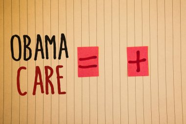 Obama bakım gösterilen Not yazma. Not Defteri sayfa siyah kırmızı harflerle eşit artı işareti üzerinde oluşturulan hükümet programı, sigorta sistemi hasta Protectionideas iletiler vitrine iş fotoğraf
