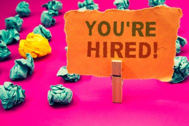 Çoğu işe motivasyonel dediğin gösterilen metin işareti. Seçili alt kavramsal fotoğraf yeni çalışan işe