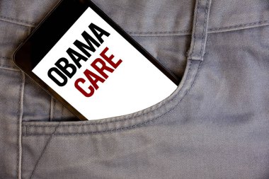 Obama bakım gösterilen Not yazma. Jean cep beyaz ekran siyah ve kırmızı harfler üzerinde cep telefonuyla hükümet programı, sigorta sistemi hasta Protectionconcept vitrine iş fotoğraf