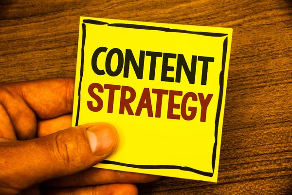 Word yazı metni içerik stratejisi. İş kavramı yönetim ağ Internet Web sitesi pazarlama planı siyah kırmızı harflerle çerçeve ahşap arka plan sarı kağıt fikirler tutan adam için