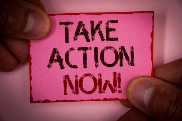 El yazısı metin almak eylem motivasyonel çağır. Acil hareket başlatmak hemen hemen başlamak pembe kağıt Not kırmızı kenarlıkla parmak köşeleri iletisi tutan yazılan sözcükler anlam kavramı