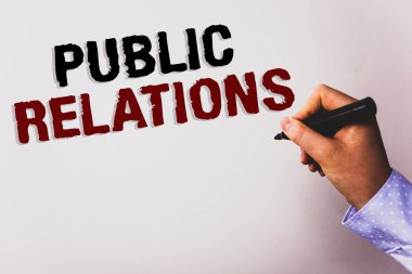 Word metin yazma halkla ilişkiler. İş kavramı iletişim medya insanların bilgi tanıtım sosyal metin beyaz arka plan kurulu el Siyah işaretçi öğretmen okul iş toplantı için