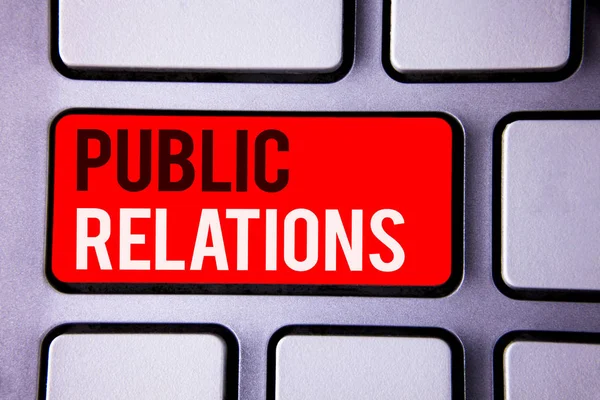 Word metin yazma halkla ilişkiler. İletişim medya insanların bilgi tanıtım sosyal beyaz metin iki kelime kırmızı etiket anahtar düğme basın bilgisayar klavye iş için iş kavramı