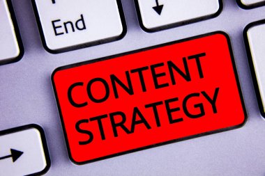 İçerik stratejisi gösterilen metin işareti. Kavramsal fotoğraf yönetimi ağ Internet Web sitesi pazarlama planı klavye kırmızı anahtar siyah harflerle kelimeler niyet oluşturmak metin bilgisayarda