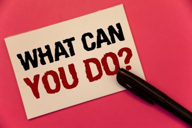 Ne olabilir size sorum gösterilen metin işareti. Not kağıdı siyah kalem mesaj pembe arka plan yazılı kavramsal fotoğraf tefekkür metin değer hizmet belirlenmesi amacı iki kelime notları