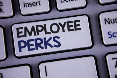 Kavramsal el çalışan Perks gösterilen yazma. İş fotoğraf vitrine çalışan yararları ikramiye tazminat ödüller sağlık sigortası metin iki kelime düğmesini tuşa basarak gri bilgisayar geri al