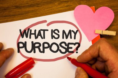 El yazısı metin ne benim amaç soru. Yön önem muhakeme yansıma insan anlam kavramı el korumak kırmızı kalem daire içine alınmış siyah kelimeler kağıt kanca perçin pembe kalp