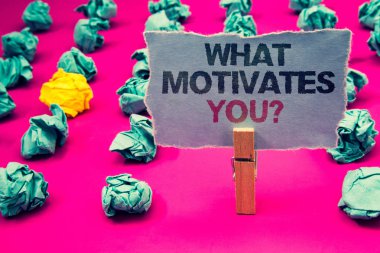 Ne motive sen soru gösterilen Not yazma. İş fotoğraf vitrine tutku sürücü teşvik rüya aspirasyon Emerald Kağıt topları sarı topak pembe kat ataç gri sayfa korumak