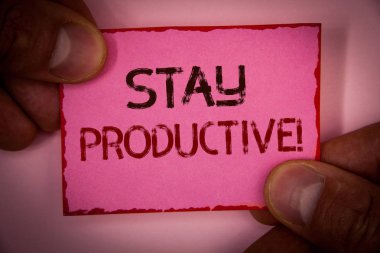 El yazısı metin üretken motivasyonel ara dur. Verimlilik konsantrasyon verimlilik pembe kağıt Not kırmızı kenarlıkla parmak tutan köşe mesaj yazılan sözcükler anlam kavramı