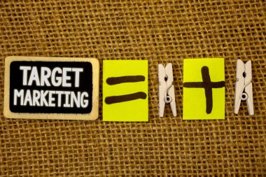 Kavramsal el hedef pazarlama gösterilen yazma. Pazar bölümleme izleyici hedefleme müşteri seçimi beyaz metin siyah boya ahşap tahta eşit wodden klip vitrine iş fotoğraf