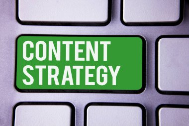 İçerik stratejisi yazma el yazısı metin. Yönetim ağ Internet Web sitesi pazarlama planı beyaz metin iki kelime yeşil anahtar düğmesine basın bilgisayar klavye iş sekmesi anlam kavramı