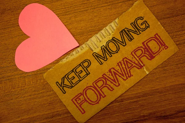 Sinal Texto Mostrando Keep Moving Forward Motivational Call Foto Conceitual — Fotografia de Stock