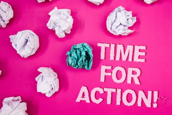 Zaman için motivasyon arama eylemi gösterilen metin işareti. Kavramsal fotoğraf aciliyet hareket teşvik Challenge iş metin kelime ufalanmış arka plan kağıt notları beyaz mavi stres kızgın pembe