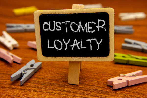 Концептуальный почерк, показывающий лояльность клиентов. Довольные клиенты Долгосрочные отношения Доверие Доска регистрации мел буквы прищепка с деревянным фоном
