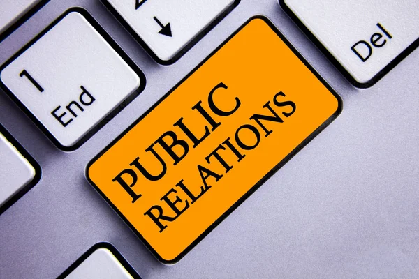 Kavramsal el halkla ilişkiler gösterilen yazma. İş fotoğraf metin iletişim medya insanların bilgi tanıtım sosyal metin iki kelime turuncu düğmesini tuşa basarak gri bilgisayar ekleme