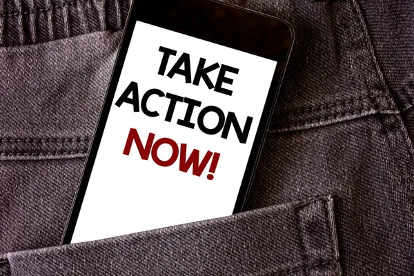 Escrevendo Nota Mostrando Take Action Now Motivational Call Foto Negócios — Fotografia de Stock