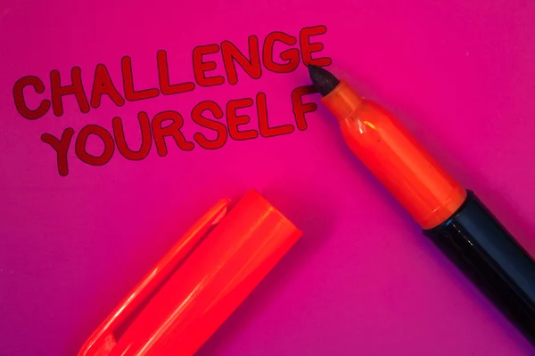 概念的な手書きの挑戦あなた自身を示します ビジネス写真テキストを克服する自信を持って強い励まし改善あえてマゼンタ色プラットフォーム暗赤色便りコーナー赤いマーカー — ストック写真