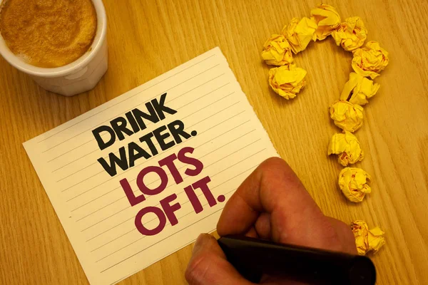 概念手写显示喝水 商业照片展示饮用液体保持我们的身体在伟大的状态木制桌面手握住标记页咖啡问号 — 图库照片