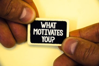 Word metin ne motive sen soru yazma. Tutku sürücü teşvik rüya aspirasyon iki eller için iş kavramı tutun küçük siyah kart beyaz masaj ağarmış arka plan odaklı