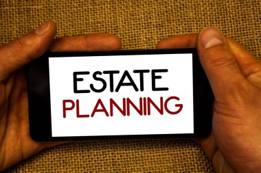 Kavramsal el Emlak planlama gösterilen yazma. İş fotoğraf metin yatırım emeklilik planı ipotek özellikleri cep telefonu ekran siyah kırmızı harflerle hasır arka planda tutan sigortacı