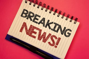 Word metin Breaking News motivasyonel ara yazma. İş kavramı güncelleme için beyaz Not defteri siyah kalem pembe resepsiyon okul yazılmış en son bilgileri metin iki kelime notları iş raporunu basın