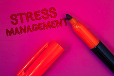 Kavramsal el stres yönetimi gösterilen yazma. Kırmızı işaret iş fotoğraf metin meditasyon terapisi rahatlama pozitif sağlık Magenta rengi platform koyu kırmızı renk Haberler köşe