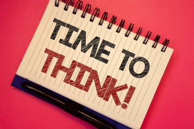 Word metin zaman düşünüyorum motivasyonel arama için yazma. Beyaz Not defteri siyah kalem pembe resepsiyon okul iş iş kavramı düşünme planlama fikirleri cevap soru metin iki kelime notlarda yazılı