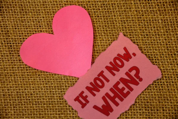 Şimdi, ne zaman soru değilse gösteren yazılı kavramsal el. İş fotoğraf metin eylem son tarihi hedef girişimi Challenge metin pembe yırtık kağıt Not kalp seviyorum mesaj mektup