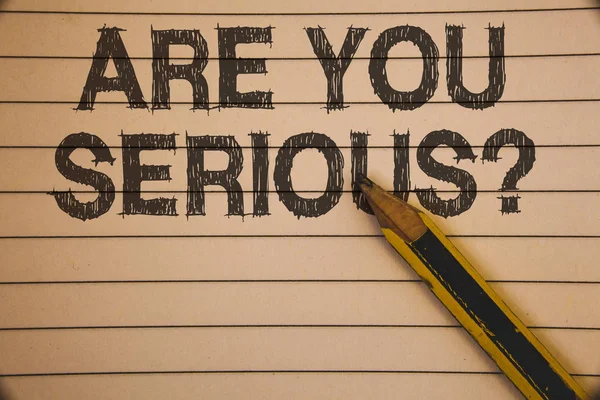 Are sen ciddi soru gösterilen Not yazma. İş fotoğraf vitrine var güvensizlik şaka gerçek fikirler kavramlar eski bej defter kağıt üzerinde dinlenme siyah harflerle kalem içindir