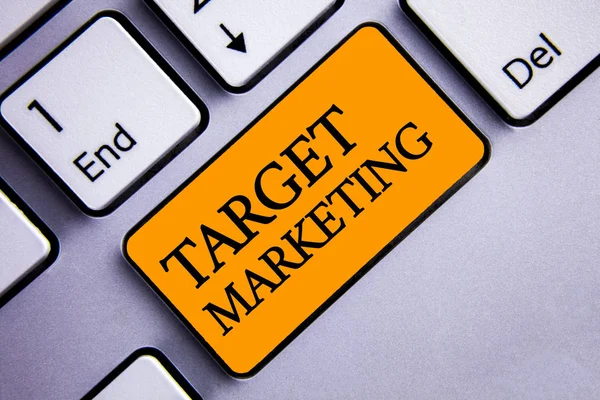 Kavramsal el hedef pazarlama gösterilen yazma. İş fotoğraf metin pazar segmentasyonu izleyici hedefleme müşteri seçimi metin iki kelime turuncu düğmesini tuşa basarak gri bilgisayar ekleme