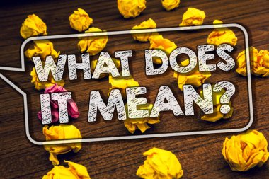 Ne Does o demek soru gösterilen Not yazma. İş fotoğraf karışıklık merak sorgulama sormak ahşap zemin seri olarak vitrine sarı kağıt topaklar beyaz kelime koydu.