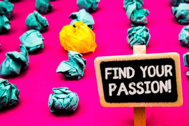 Kavramsal el bul Your Passion motivasyonel ara gösterilen yazma. İş fotoğraf metin teşvik insanlar bulmak onların rüya Blackboard fazla yeşil kağıt lobs beyaz mektup pembe tabanı ile