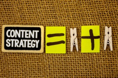 Kavramsal el içerik stratejisi gösterilen yazma. Yönetim ağ Internet Web sitesi pazarlama planı beyaz metin siyah boya ahşap tahta eşit wodden klip vitrine iş fotoğraf