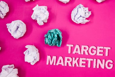 Hedef pazarlama gösterilen metin işareti. Kavramsal fotoğraf pazar segmentasyonu izleyici hedefleme müşteri seçimi metin kelime ufalanmış arka plan kağıt notları beyaz mavi stres kızgın pembe