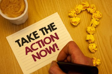 Kavramsal el almak eylem şimdi motivasyon çağrısı gösterilen yazma. İş fotoğraf vitrine hareket başlatmak hemen hemen anında ahşap masaüstü elini tut işaret sayfa kahve soru işareti