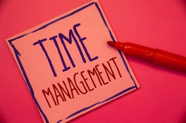 Zaman yönetimi gösterilen Not yazma. İş verimliliği toplantı tarihleri fikirleri kavramları niyetleri pembe kağıt siyah harflerle kare kırmızı kalem için zamanlama planlı vitrine iş fotoğraf