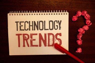 El yazısı metin teknoloji trendleri. Soru işareti kırmızı kalem defter browny Resepsiyon eğilimleri Modern Viral gelişmiş geliştirme Trendy yeni kırmızımsı Kağıt topları anlam kavramı yapıları