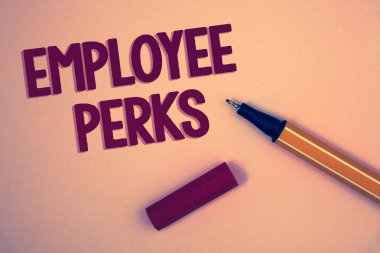 Kavramsal el çalışan Perks gösterilen yazma. Çalışan yararları ikramiye tazminat ödüller sağlık sigortası kelimeler sarı arka plan açık mavi sarı kalem mesaj mektup vitrine iş fotoğraf