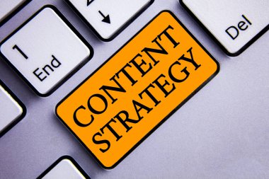 Kavramsal el içerik stratejisi gösterilen yazma. İş fotoğraf metin yönetimi ağ Internet Web sitesi pazarlama planı metin iki kelime turuncu düğmesini tuşa basarak gri bilgisayar ekleme