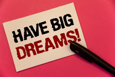 Var büyük hayalleri motivasyonel ara gösterilen metin işareti. Not kağıdı siyah kalem mesaj pembe arka plan yazılı kavramsal fotoğraf gelecek hırs arzu motivasyon hedef metin iki kelime notları