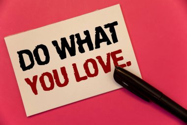 Metin işareti yapmak What You Love gösterilen... Not kağıdı siyah kalem mesaj pembe arka plan yazılı kavramsal fotoğraf olumlu arzu mutluluk faiz zevk mutlu seçim metin iki kelime notları