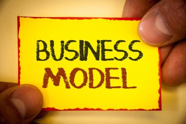 İş modeli gösterilen Not yazma. Yenilikçi stratejik planı pazarlama Vizyon başarılı fikirler metin kelime sarı kağıt kırmızı kenarlıkla parmak köşe iletisi tutan vitrine iş fotoğraf