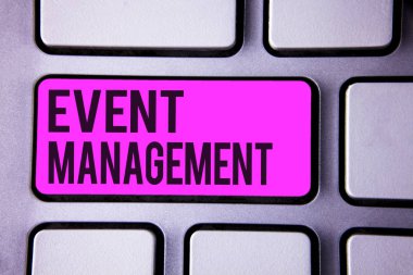 Etkinlik Yönetimi gösterilen Not yazma. Özel Fırsat zamanlama organizasyon düzenleme faaliyetleri klavye mor anahtar siyah harflerle kelimeler niyeti metin bilgisayarda vitrine iş fotoğraf