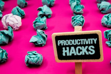 Metin işaret gösteren verimlilik Hacks. Kavramsal fotoğraf Hacking çözüm yöntemi verimliliği verimlilik yazı tahtası beyaz mektup pembe tabanı ile fazla yeşil kağıt LOB'lar büyük beyaz lob ipuçları.