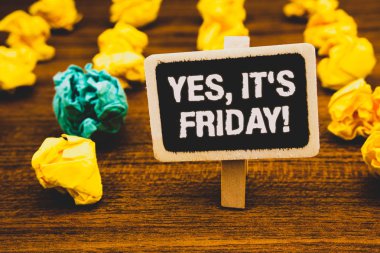 Evet gösterilen metin, bu Cuma motivasyonel ara işarettir. Kavramsal fotoğraf ahşap zemin bulanık sarı kağıt harflerle yazı tahtası mola alarak hafta sonu yeşil lob yakalar