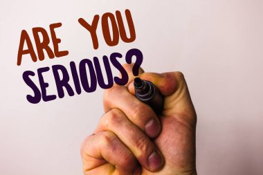 Word metin Are sen ciddi soru yazma. İş kavramı için var güvensizlik şaka kalem işaretleme fikir mesaj siyah kırmızı harflerle beyaz arka plan tutan gerçek adamdır